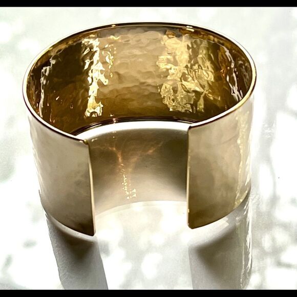 14K Yellow Gold Hammered Cuff Bangle – Wide 37mm, Solid, Made in Italy - Picture 5 of 7